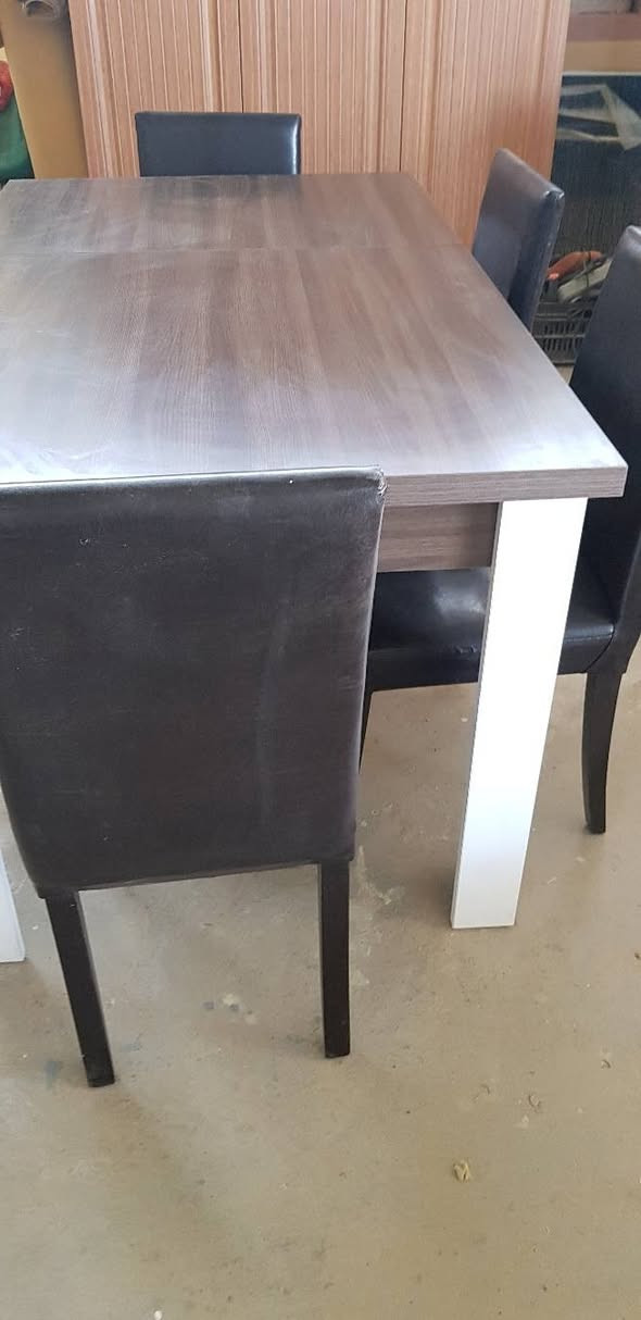 ميز طعام عدت استخدام للبيع سعره 65000  الف بس ***********واتساب
