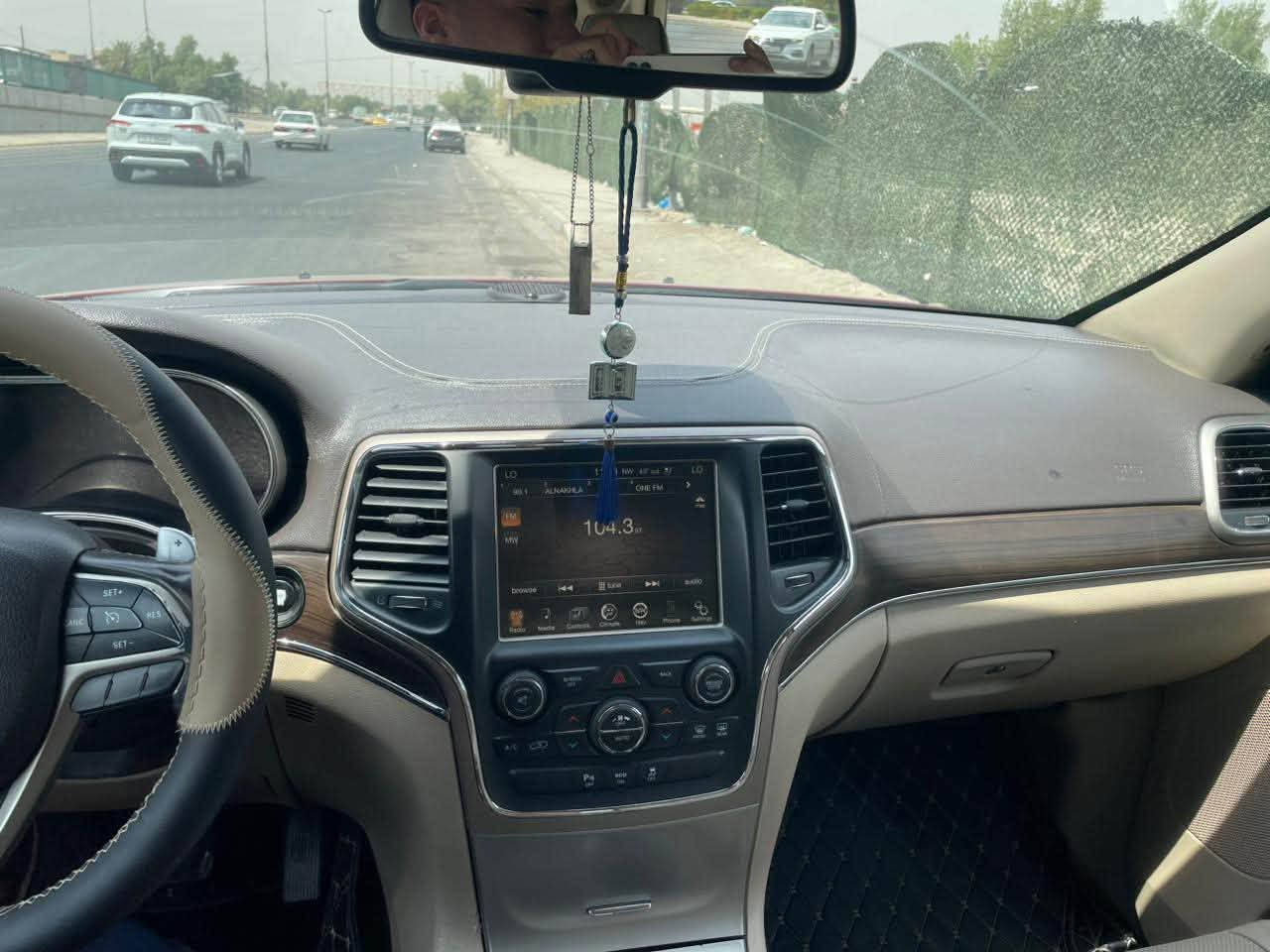 السلا عليكم
جيب ٢٠١٤ خليجي فول مواصفات اوفر لاند السياره كفاله عدا ربع الجاملغ الخلفي صبغ بسيط وبارد بالباب الامامي باقي السياره كفاله مابيها نقص كير مكينه صدر تبريد كله جاهز الشراي يتصل ***********
السعر ١٩٠ وبيها مجال 
مكاني بغداد متواجد اكثر شي بالبياع
