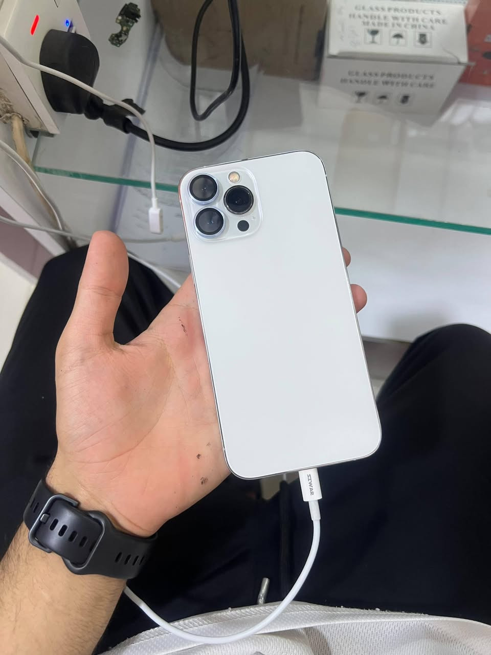 iphone 13 pro max ( للبيع )
لون ابيض 🤍

الذاكرة 256 ✅

مستبدل شاشة و بطارية 🔋

تك سيم ✅ 

السعر ٥٥٠ قفل 🔥

تفاصيل اكثر خاص 🔥

*********** 📞
