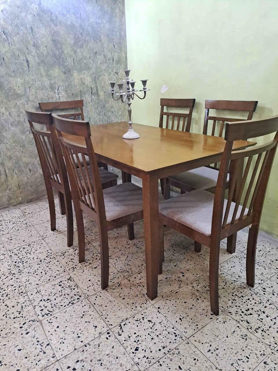ميز طعام ٦ كراسي خشب زان (هوم سنتر)نظيف جدا بدون اي ضرر الاتصال ***********
