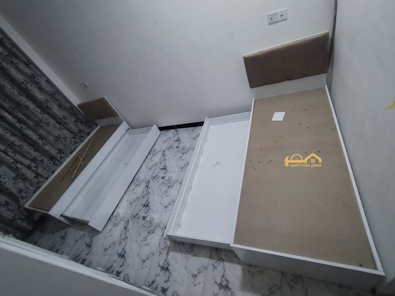 طلب خاص لأحد الزبائن، نتمناه خيرًا مباركًا
معمل نجارة السيد
عمل عراقي - تكملة وحسب الطلب
العنوان: بغداد، حي العامل، شارع السكلات، مقابل محطة السيد لغسل السيارات
هاتف: *********** و *********** (أبو علي)

نص مكتوب في الصور:
- معمل نجاره السيد