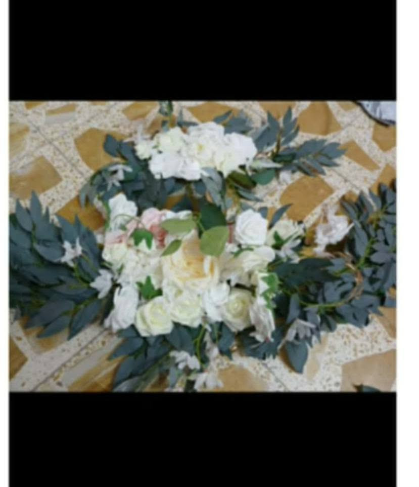 ورد للبيع عندي توصيل بغداد ٥ الف محافظات ٥ الف

نص مكتوب في الصور:
- نشرة ورد عل طاقه شمسيه
- رسالة
- نفاخ يصير بطنه نشرة