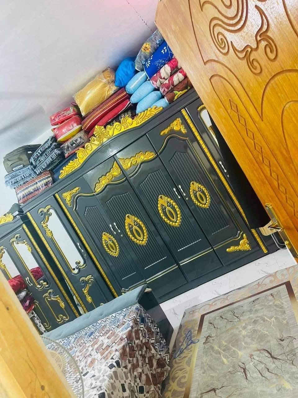 السلام عليكم بيت للبيع 120 متر زراعي اسهم يتكون من غرفه وصاله مطبخ وحمام داخلي وخارجي ومنور مكانه الاسكان الصناعي شارع الحولي مقابيل بيوت نور الناظر شارع حسينيه علي الاكبر ومجمع الريان الطبي عند ال بو فياض  الرباط صب كونكريت والبناء بلوك كهربائي وعكاده السعر 55 وبي مجال جدا بسيط 
للاستفسار الاتصال ***********
