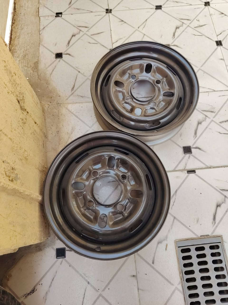 سلام عليكم توير البيع كمالت هنا ويلتهن تلاث سيوف وياله مصبوغات وكمالت وخشب كامل هو وكعيته ودعيمه نضيفه جمالغات مال بدي  نضيفت سعرهن ع تصال *********** مكاني ناصريه  اسكان صناعي
