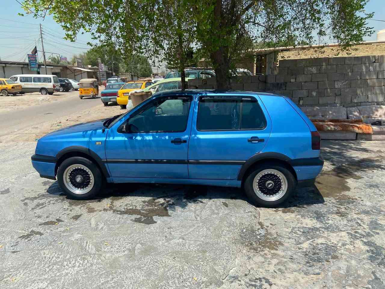 كولف موديل 1992
ب اسمي سنوية منتهية 
مكينة 1800 دوش لا تنقيص ولا تبخير كير اوتو 
حدادية صدر امامي خلفي كامل جديد 
تبريد ممتاز تدفئة ملغية باتري جديد 
مراوح جديدة سنتر لوك جام امامي كهرباء 
كهربائيات شغالة 
دواخل نظيفة ارضية جلد 
كيلو متر ميشتغل 
السعر ٤٣ وبيها مجال مكاني بغداد 
***********
