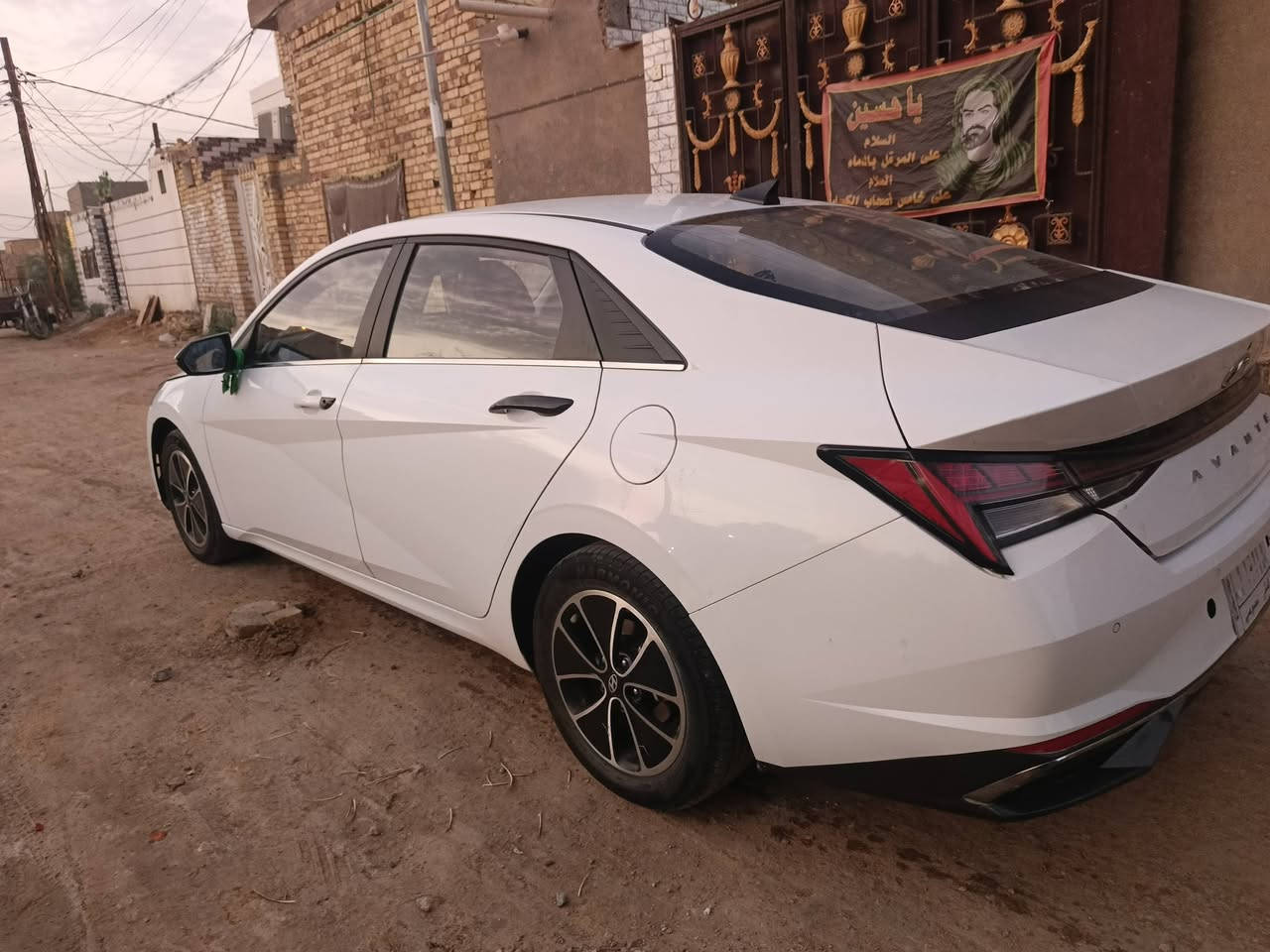السلام عليكم للبيع هونداي النترا موديل 2021وارد كوري مكينه 2000دوش سياره فول مواصفات عدى الفتحه مواصفاته مالت vip جميع المواصفات لي بالك بيه عدى الفتحه ماشية 140الف كيلو متر حقيقي 
مواصفاته /
بصمه +بصمه أبواب 
تشغيل عن بعد 
مري شفط 
شاشه متصله كبيره معه الدشبول 
ثلاث وضعيات قياده واناره داخليه معه وضعيه القايده متغيره ألون 
خزن ميموري كشنات كهرباء 
كامرات محيطيه  
خريطه جيبيأس +سخان كشنات +تبريد كشنات 
السياره بيه مواصفات هواي كلش  فول vip عدى الفتحه 
السياره رقم مثنى معوقين راعيه موجود وكاله منه عندي مابقاله وتصير حره شي قليل 
السياره بيه بنيد وجاملغ وشويه من باب صدر بدون دواخل ابد وجاملغ خلفي بي صبغ بس سياره بدون دواخل 
مكانه الديوانيه للاستفسار الاتصال على رقم ***********  سعره ب 125وبيه مجال بسيط

