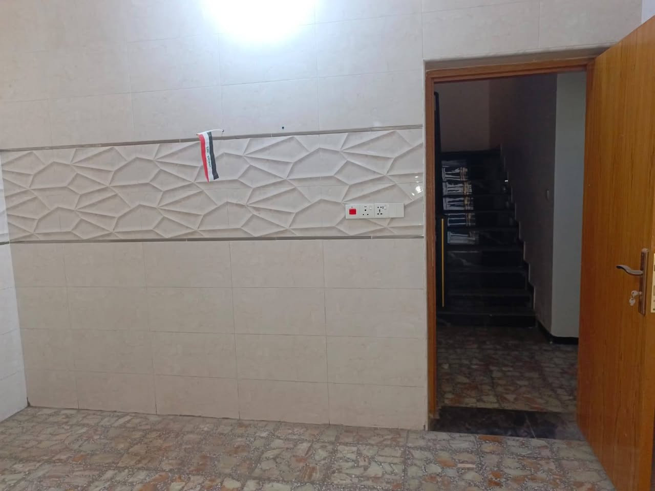 السلام عليكم 
بيت للايجار حي النداء 
عله شارع المجمعات مقابل  قريه الغدير 2
200 طابقين 
 غرف نوم عدد 4
صحيات عدد4
استقبال 
موزع
مطبخ حار 
ومطبخ بارد 
كراج سيارة 
ايجارة 500 كل شهر بشهره
للاستفسار الاتصال او واتساب 
***********
