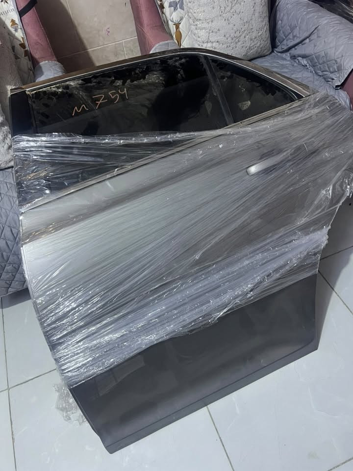 السلام عليكم باب اوباما خلف السائق مال تفصيخ جديد كلش وكامل مو فارغ للبيع ب200$ مكاني بغداد الطالبية 
***********
