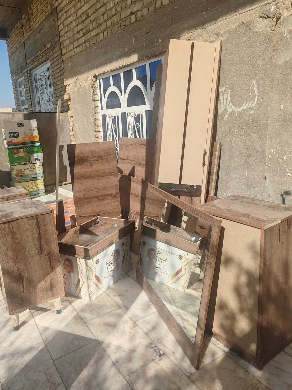 السلام عليكم غرفة جاهزه  للبيع تركيه  استعمال قليل مال بيت نظيفه جدا كامل ملحقاتها مفككه وجاهزه  بيع مستعجل 900  وبيها مجال مكاني الشطره ...***********

نص مكتوب في الصور:
- KANU YATAK ODASI