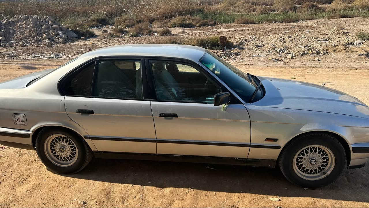 سلام عليكم BMW موديل 1993 سياره محوره 3000 فيفيتي مكينه وكير بل جيس سياره جاهزه حداده تخم تاير تبريد سياره بسمنه سعر 57 مكاني البصره الجزيره رقم *********** البصرة, العراق
