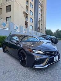 كامري XSE • ٢٠٢٢ • جلد احمر