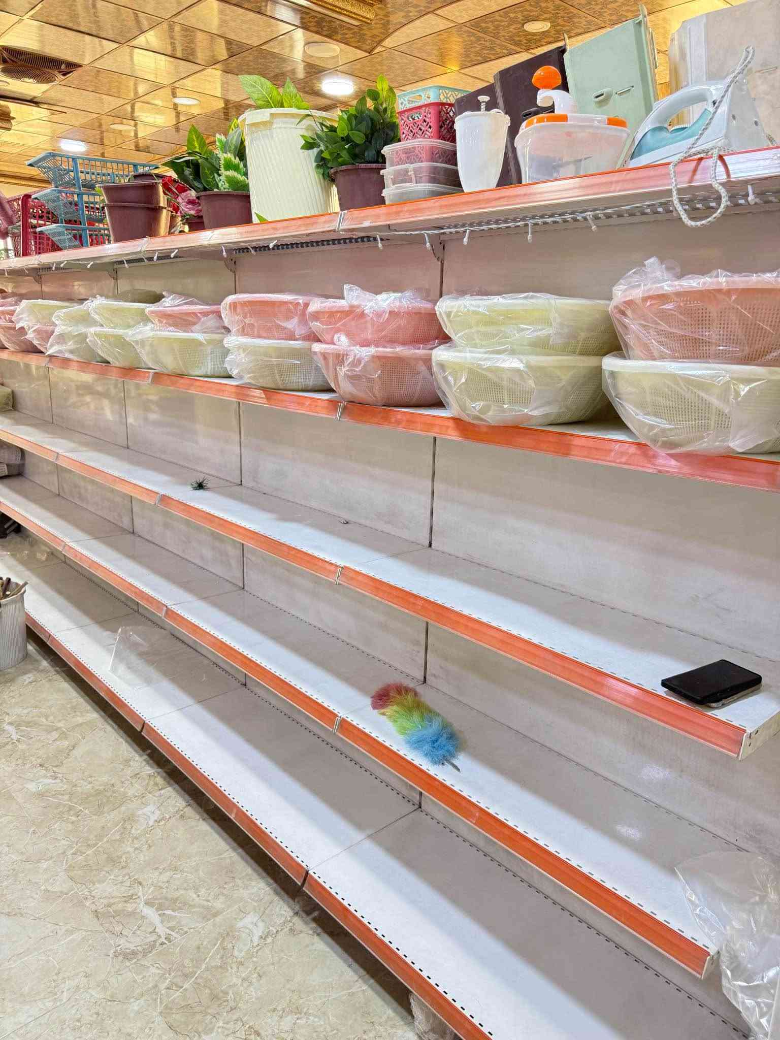 السلام عليكم 
رفوف محل للبيع ، الرفوف نظيفة كلش واخو الجديدة .
متوفر رفوف وسطية وروف حائط 
للاستفسار الاتصال على الرقم ‭***********‬ 
او مراسلة واتسأب Singapore
