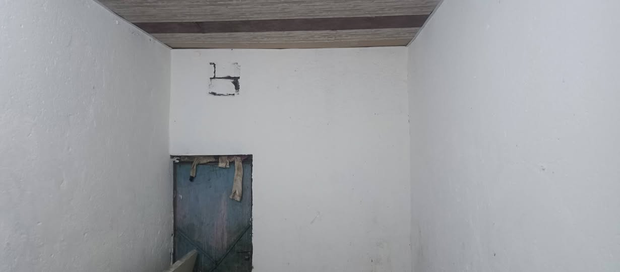السلام عليكم بيت زراعي بشارع حجي كشكول بلبدايه وره حسينية العقيله وسيد حميد ابو الانشائيه بيه وصل تطويب مساحته 110متر يتكون من غرفه وصاله ودوانيه ومطبخ وصحيات وطارمه البيت نضيف ومرتب يبعد عن الشارع العام  اقل من نص دقيقه السعر 28وبيه مجال ***********
