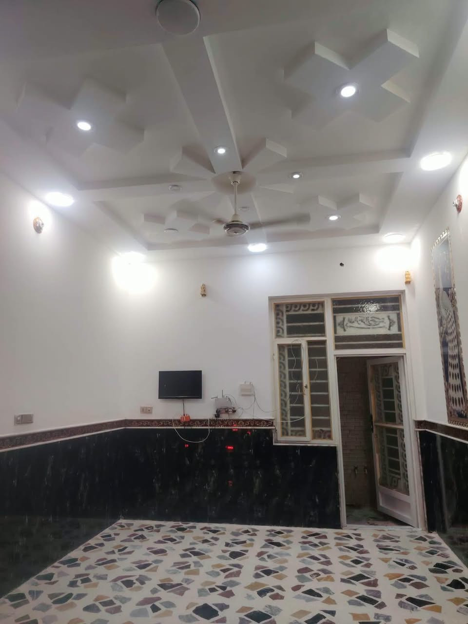 بسم الله توكلنا على الله
دار للبيع مساحه 200 متر طابو صرف طابق واحد بناء حديث سنه البناء2024طابوك وصب كونكريت
 الاستقبال 4×7
غرفتين 5×4
مطبخ 6×5 حار وبارد
صاله كبيره
صحيات داخليه 
مناور 
كراج سياره 
 يحتوي على محل
العنوان حي الصحفيين بظهر الاربع سايدات الفاصل بين الصحفيين والمستشفى البناني 
 الاستفسار 
***********
***********
