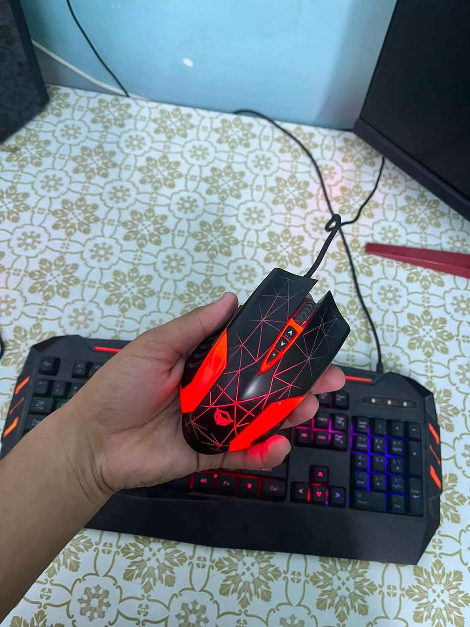 CPU:- i5-8400       2.80Hz  المعالج
GPU:- RX 580 2048SP 8GB VRAM الكرت 
MB:- ASRock B365M-HDV لوحة الام 
RAM:- Lexar 2*8 16GB ddr4  3200 الرمات 
Storage1:- SSD 128 للنظام
Storage2:- HDD 4TB للتخزين الكامل 
PS:- Rocket 500w البور سبلاي 
الكيس من فانتم مناسب جداً وصغير وتهوية ممتازة 
الملحقات 
شاشة العاب من acer موصفاتها Full HD 165 hz زمن الاستجابة 0.5 حجم 27 انج جداً جداً مناسبة للتجميعة وقوية والوانها تخبل 
تجميعة كاملة من شركة Meetion 
كيبور جدا مناسب للعاب وكيمنك حجم كامل 100% 
ماوس Dpi عااي كلش + دكم اضافية تخصيص حر 
سماعة كيمنك مريحة جدا وصوت عالي واضح 

التجميعة ما ناقصها اي شيء كبل شغل والعب منصب عليها وندوز 11 مفعل دائمي وكل الالعاب تشغلها الحاسبة بفريمات معقولة ومناسبة جدا وحرارتها جدا زينة وما مبدل بيهة اي شيء كلها على ايدي 
سعرها 550 الف وبية مجال راسلني على الرقم وتدلل 
***********
