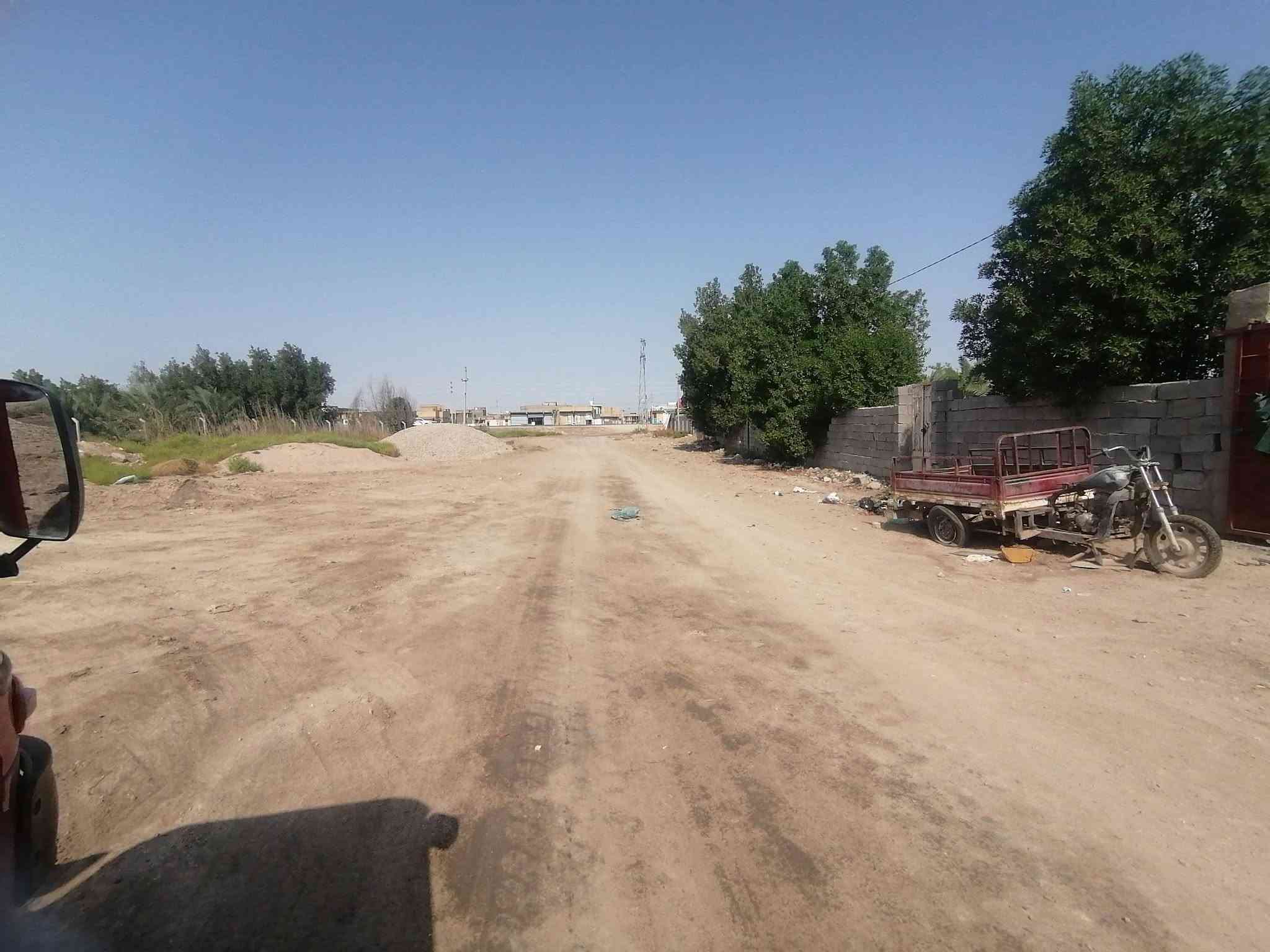 بيت زراعي مساحته  400متر
قرب المستشفي عل شارع العام مقابيل مجمع الجوهر
الاستفسار  تصال عل هاذا الرقم***********
