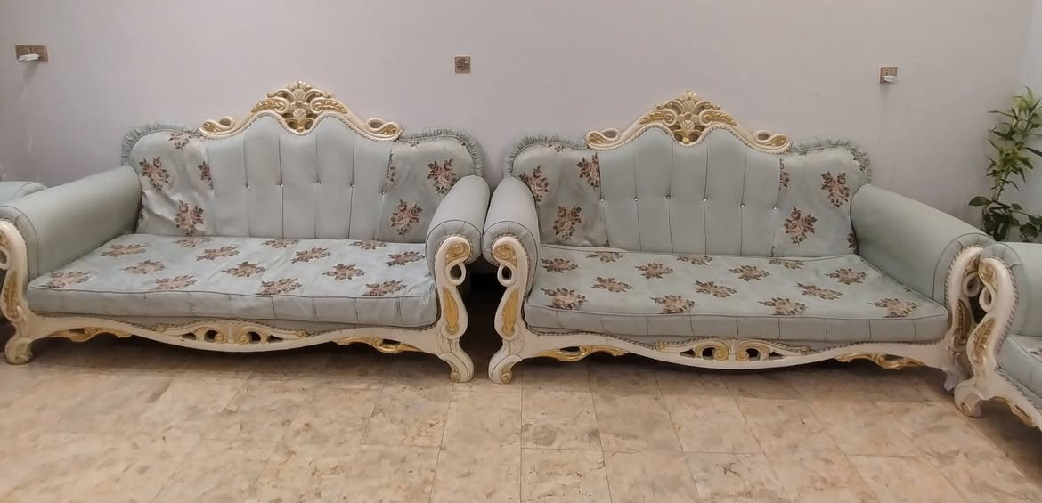 السلام عليكم
📢📢📢📢📢📢

تخم  ملكي للبيع عدد 6  (4 كراسي _ 2 حجم كبير) كما موضح في الصورة 

السعر 💰 500 الف  

الموقع 📍_ المدائن _ التجارة _قرب مدرسة القيم 

لتواصل 📞  ***********
