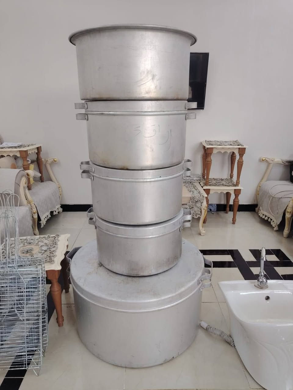 غراض لبيع مستعمل جديد كوزنات عدد 5 +مغسل عدد 2 +شويات سمج عدد 4 شيش كباب + تكه  عده مال ليلون + تنور خبز تفصال اصلي اصلي كلمن وسعره مكان كوت خاجيه شارع ٤٠ رقم هاتف فقط ***********

