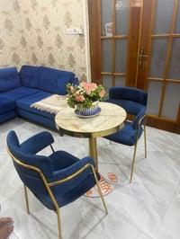 كرسيين • طاولة • قابل تفاوض