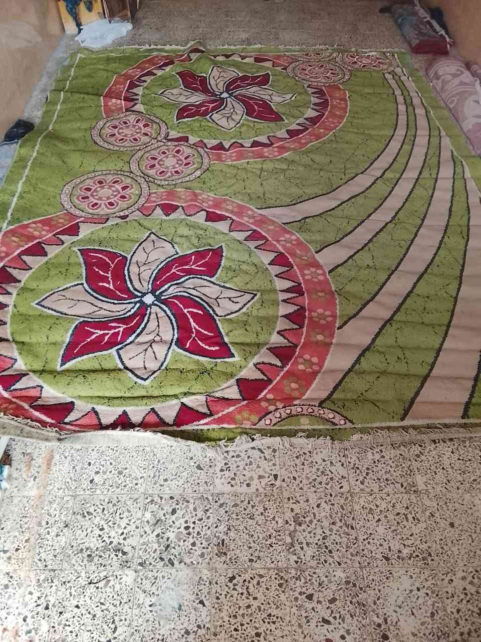 زوالي ٣×٤ • حمره بيها شق • يحتاج غسل