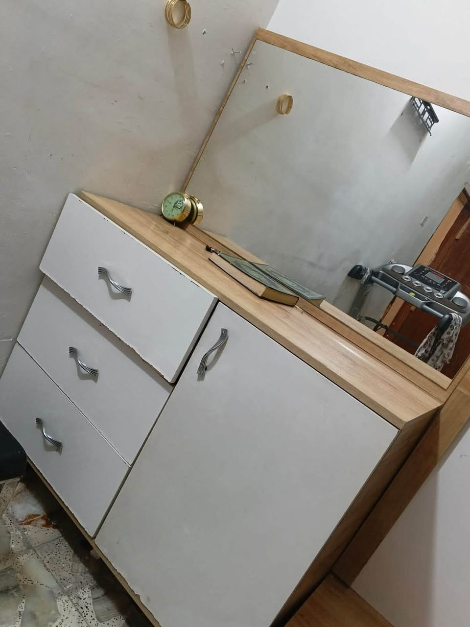 سلام عليكم غرفه البيع سلايت سعره 250 وبيها مجال مكاني بغداد الرقم ***********
