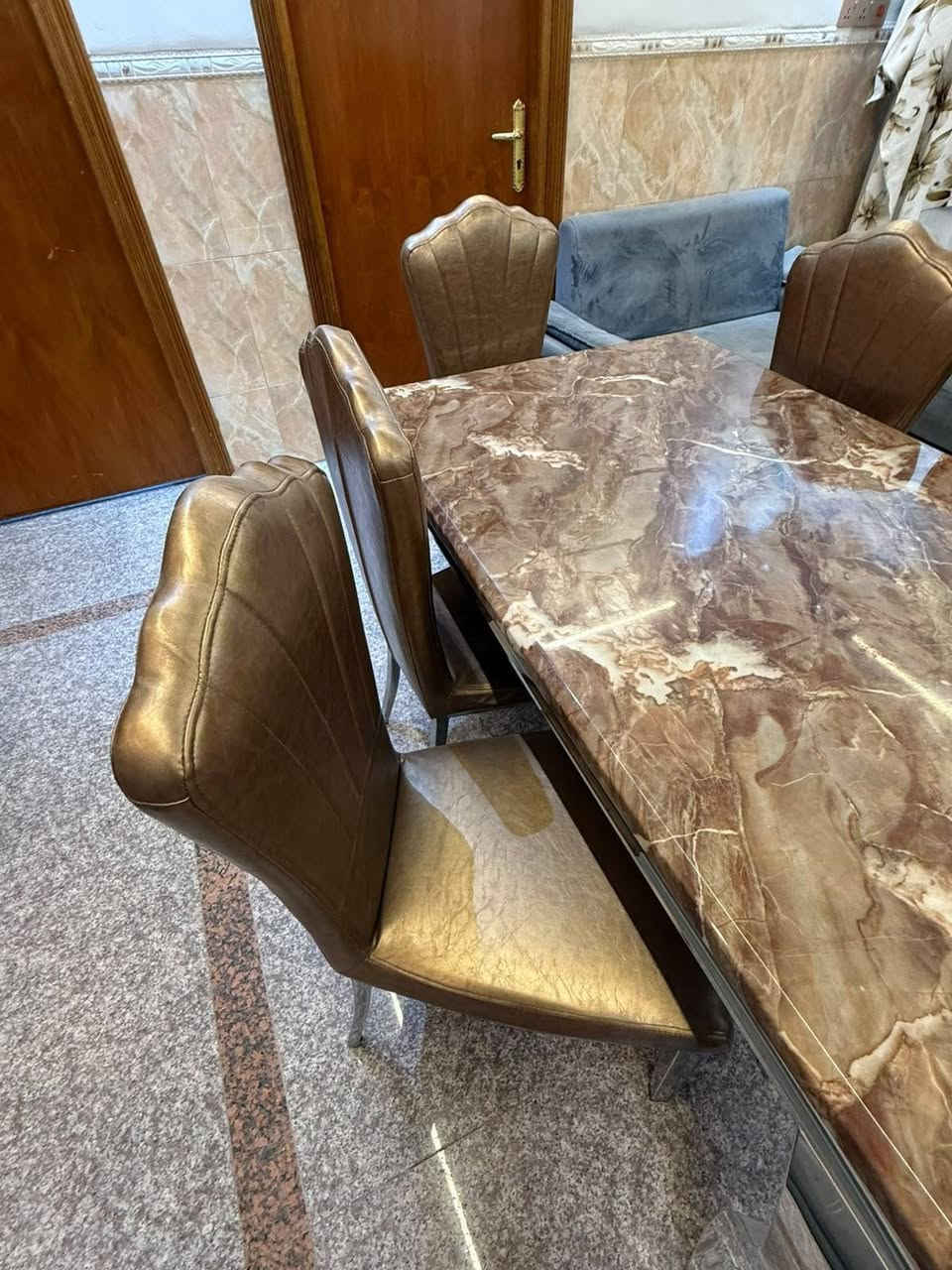 ميز طعام
6 كراسي 
سعره 450 وبي مجال
باقي تفاصيل الميز 👈🏻*********** واتس واتصال
