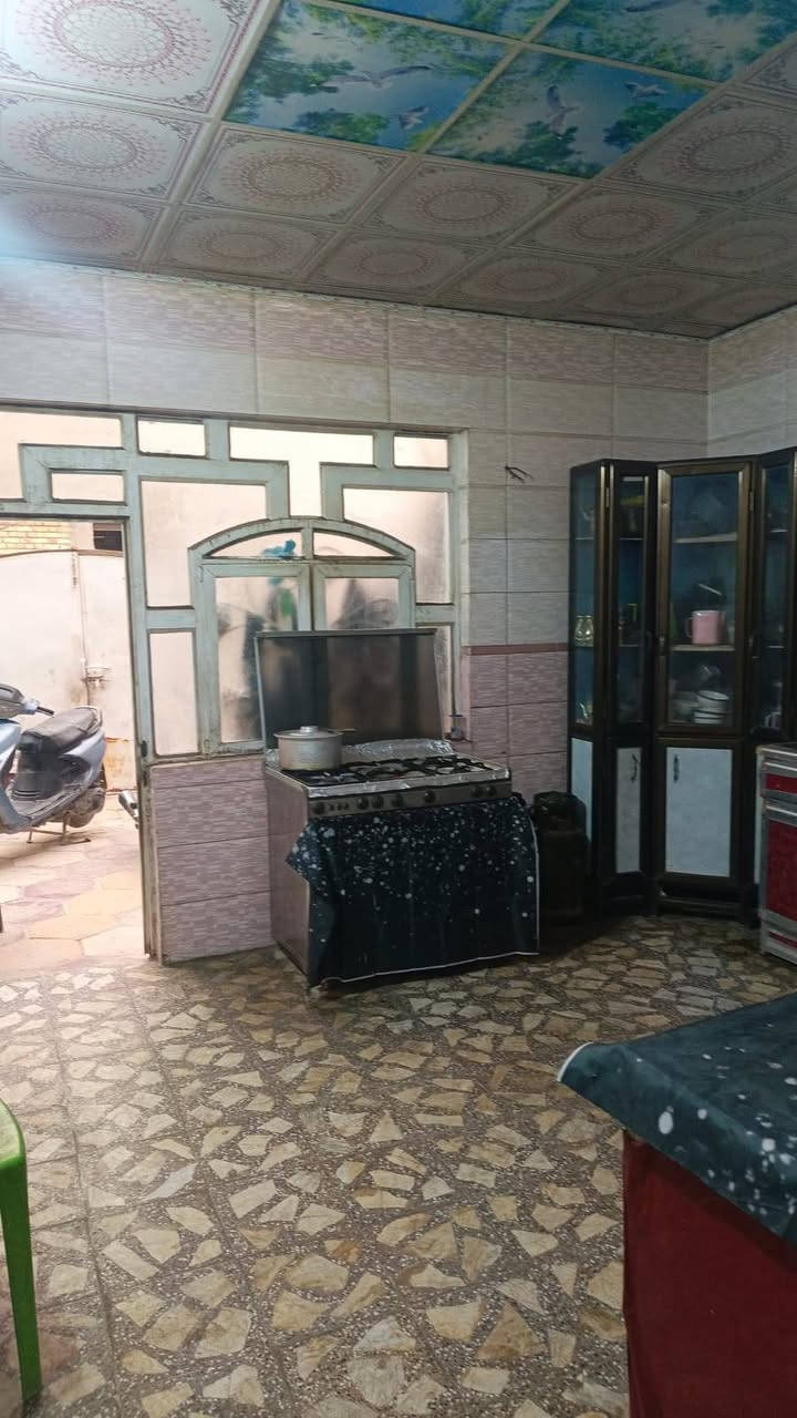 بيت للبيع في حي المطار شارع المطار القديم المساحه 150 متر متكون من غرفتين واستقبال وصاله والفوك صاله وغرفه طابو زراعي سنه 25 السعر 40 وبيه مجال للاستفسار الاتصال على الرقم ***********
