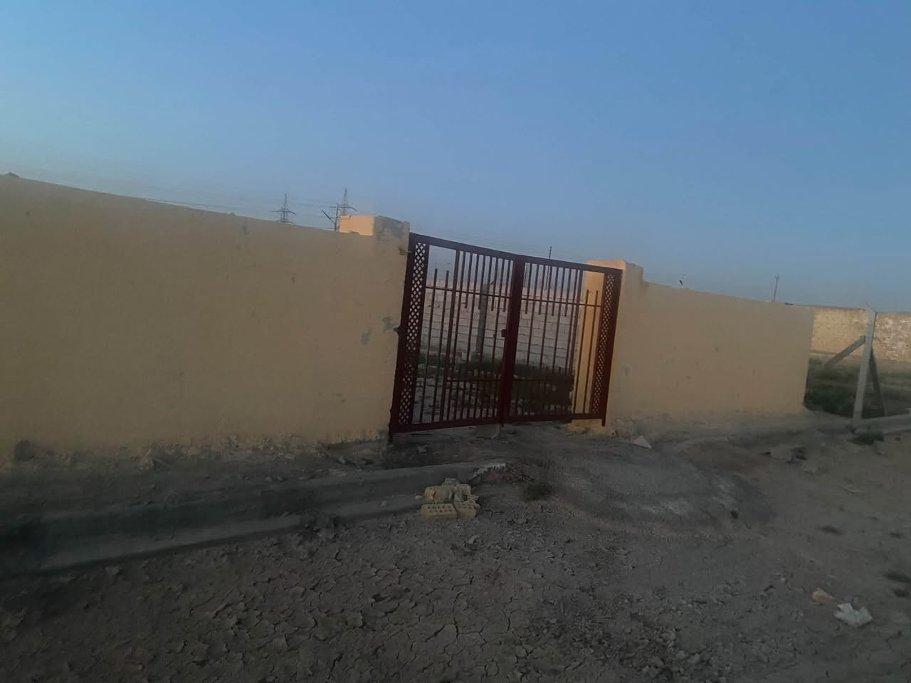 السلام عليكم اخوان قطعه للبيع تصلح مزرعه تقع خلف المرورالحسينيه مقابل منطقة الحرس زراعيه سند 25 اقرار محكمه ونسخه من السند مساحه 500 متر مسيجه وكامله وخدمات كامله السعر مناسب للاستفسار للاتصال ***********

