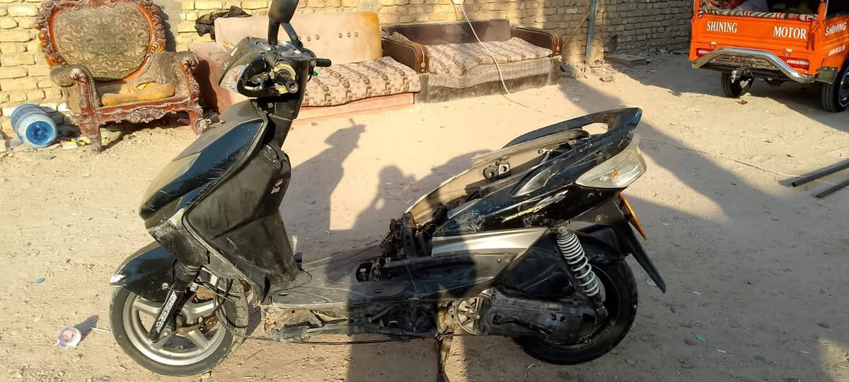 سكنس فحل للبيع الدراجه مابيها شي اني فلشتها نقصها سلف واشر مال قبق هندر ابيع كوم حديد ماتشتري لا تخابر اوراقها موجوده المحرك مفتوح فقط تبديل اذراع سعرها 300وبيها مجال رقمي ***********
