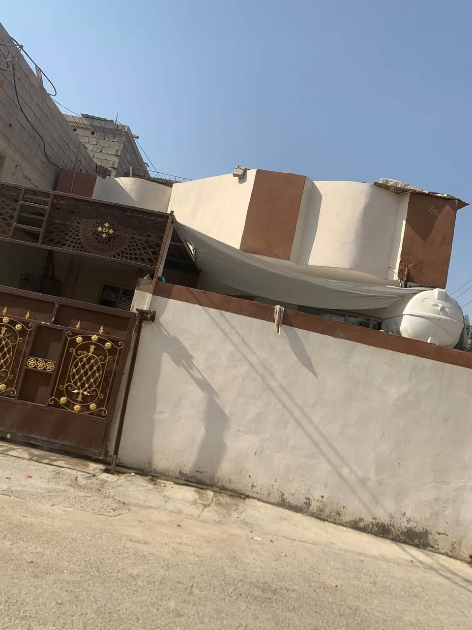 سلام عليكم بيت ركن للبيع مساحته160متر خدماته(ماء كهرباء تبليط مجاري )مكانه بعقوبه باب الدرب قرب مدرسه المساعي وقرب جامع الحسين بيت ماشالله جبير سعر 55 وبي مجال اي 
استفسار على هاذ الرقم ‭***********‬
