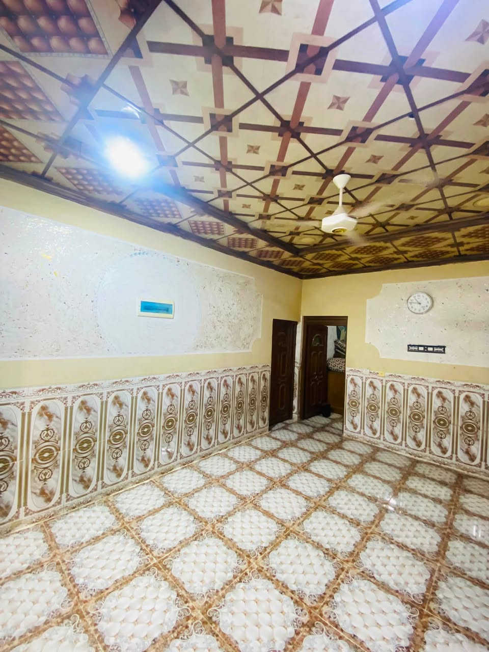 بيت مساحة 400م بسعر 39 مليون 
بناء حديث (غرفتين نوم ) 
واصلته جميع الخدمات قريب من مدرسة الصقر 
العلم _الزيتون 
للأستفسار ***********
