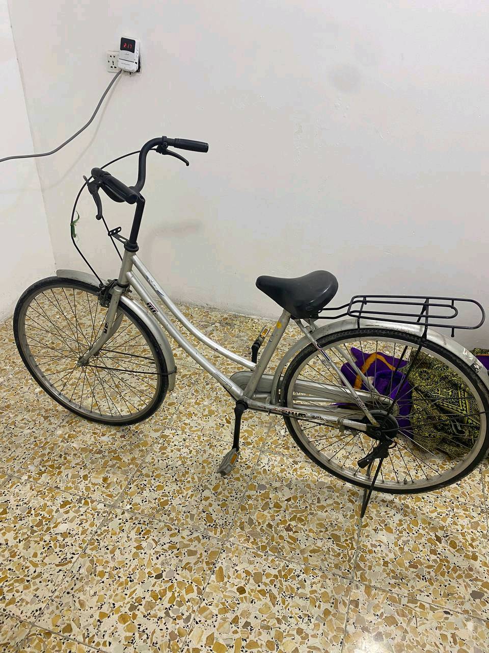🚲 دراجة هوائية للبيع
دراجة هوائية  بحالة جيدة، مناسبة للاستخدام اليومي والتوصيل.
✅ سلة خلفية قوية
✅ رفارف أمامية وخلفية
✅ ستاند خلفي
✅ كرسي مريح
✅ الفرامل موجودة
✅ الإطارات بحالة جيدة
💰 السعر: 80ألف   
📍 الموقع: بغداد – الحرية
