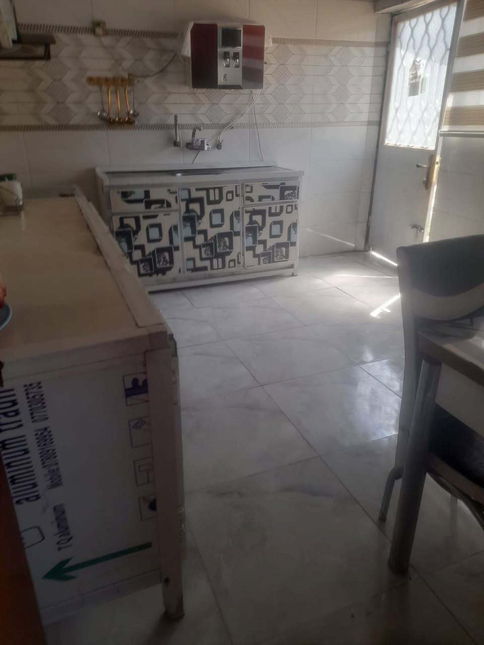 يوجد بيت لبيع مساحته 235م سند 25 زراعي باسمي نقص بي سياج خارجي واستقبال بس مصعديه ماكامله بناء طابوق كول صب عالي عن شارع بابل طهمازيه فرع مخبز لمصطفي للاستفسار ع هذا رقم ***********
