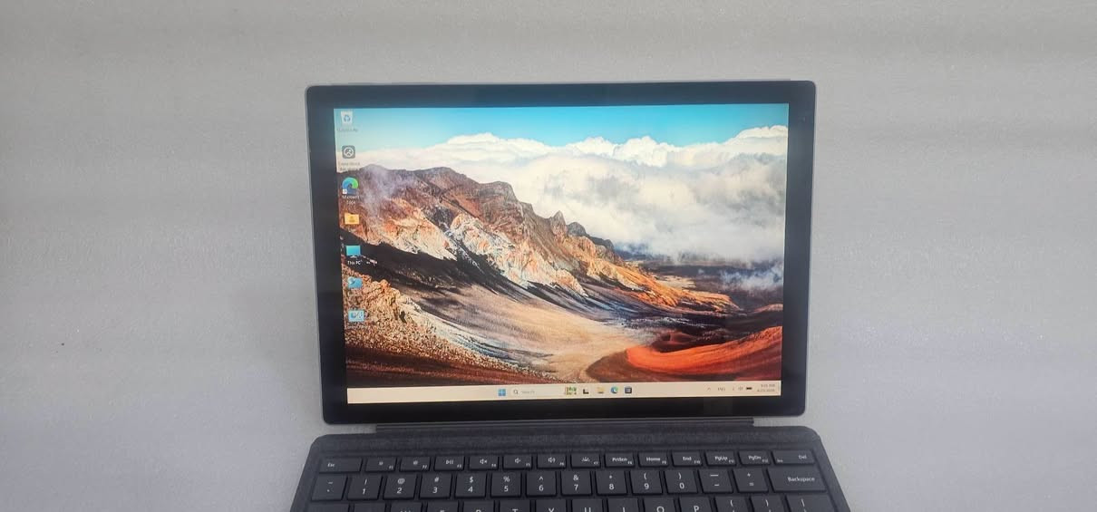 ✨ أناقة الـSurface… بحجم تاخذه وياك بكل مكان.

🔥 Microsoft Surface Pro 7+

━━━━━━━━━━━━━━━━━━

⚡ المواصفات:

• 🧠 المعالج: Intel Core i5 – الجيل 11
• 💾 الرام: 8GB
• 🚀 التخزين: SSD 256GB
• ⌨️ كيبورد منفصل

━━━━━━━━━━━━━━━━━━

💎 جهاز يجمع بين خفة التابلت وعملية اللابتوب؛ سهل للحمل، ومرن بالاستخدام، ومع الكيبورد المنفصل يصير جاهز للكتابة والعمل والدراسة.

🎓 للدراسة والمحاضرات
💻 للعمل والبرامج المكتبية
📝 للكتابة وتدوين الملاحظات
🌐 للتصفح والاستخدام اليومي
📂 للملفات والمهام

🚀 **Core i5 الجيل 11** مع **SSD 256GB** يوفر تجربة سلسة وسريعة للاستخدام اليومي.

✨ **Surface Pro 7+ — صغير بالحجم، كبير بالمرونة.**

━━━━━━━━━━━━━━━━━━
❗سارع بالحجز كمية محدودة❗
  💰 **سعر منافس!**

🚚 توصيل لجميع محافظات العراق
🛡️ ضمان 10 أيام
📩 للاستفسار راسلونا خاص أو واتساب على ***********
