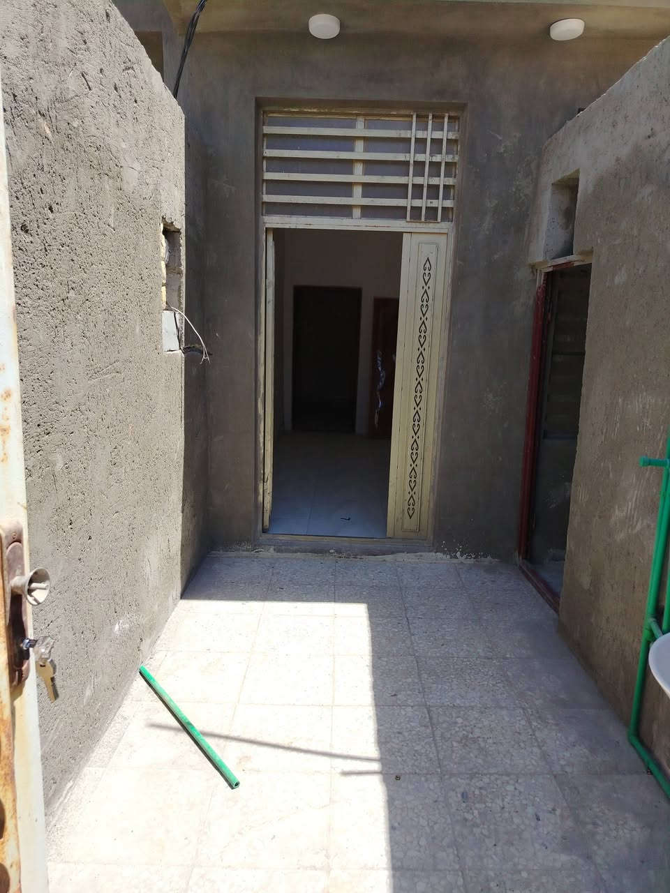 دارين للبيع المساحة الكلية 240
@إشارة @. #البيت الصغير 75 متر

#محتوى البيت الصغير

غرفة وصالة كبيرة ومطبخ وصحيات 

 #البيت الكبير 165متر 

#محتوى البيت الكبير

غرفتين واستقبال ومطبخ مفتوح عالصالة وحديقة طارمه. 

  #العنوان_نجف_.        كوفة 

شارع المعمل خلف مدرسة الشهيد علي الرماحي شارع سيد حبيب ثاني فرع على ايدك السيره

#نوع البناء 

اساس صب بناء بلوك طفيلي سگف صب عمل درجه اولى سيراميك بورسلين خريطة مهندس 

 #السعر85 وبي مجال للاستفار الاتصال *********** علما ان مشمول بالتطويب علما البيت الزغير مأجر 125 الف بالشهر والبيتين مشتغلين بالمعامله والمعامله بالبلدية موجوده ومتوفر انترنت ضوئي ومدارس ابتدائية ومتوسطة بنات ولد ومدارس أهليه ومستوسف وسوك
