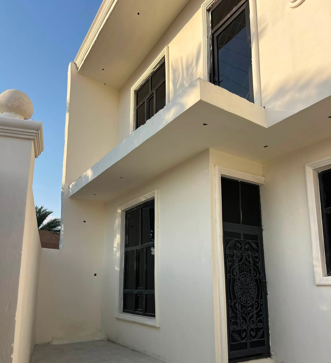 دار للبيع 🏠 مساحة 154 متر طابو زراعي تحويل مباشر العنوان شارع 40 الصوفية قرب (جامع المتقين)يحتوي على ثلاث غرف وصالة وديوانية + الطابق الثاني سويت كامل حمامات عدد 2 ومطبخ +كراج سيارة البيت بناء جديد 2026 السعر 75 مليون وقابل للتفاوض/للاستفسار الاتصال ***********

