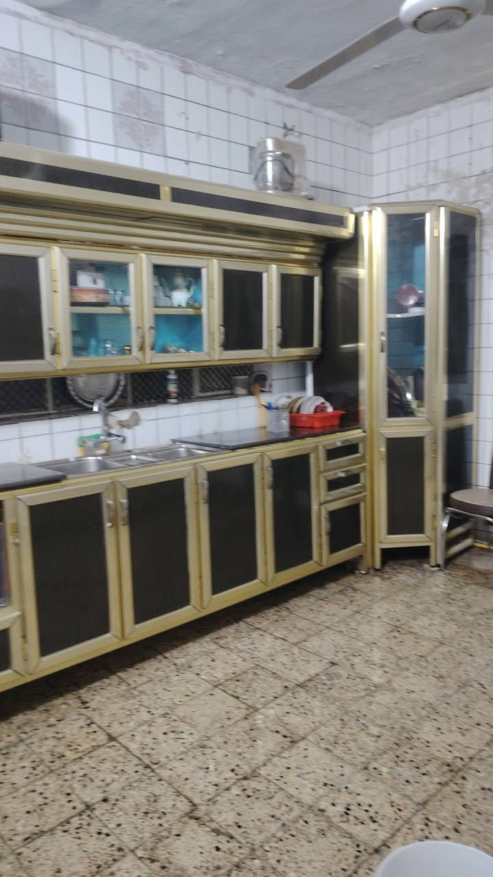 كاونتر تسكام نضيف كلش بليت باب اول كبير مرمر طبيعي ويا زاويه  5متر  طوله سعر 450 قفل للعلم مفصلينه مليون وربع عنوان الأمين الثانيه ***********
