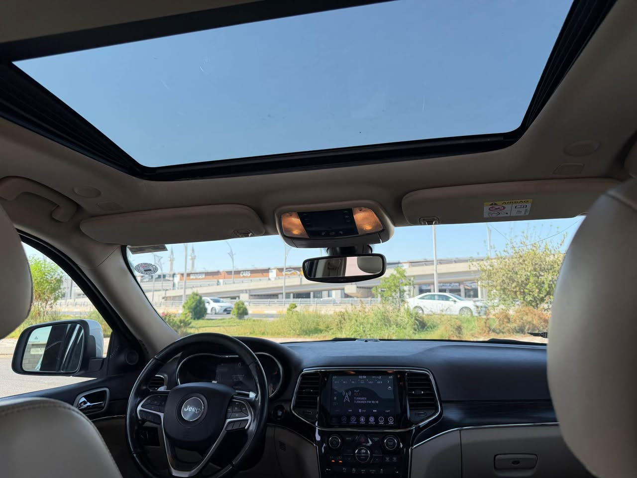 Jeep Grand Cherokee 2020 خليجي فول 1/1 - فئة / Limited Plus 
بانوراما، ويل 20 كروم، لايت عدسات LED، وحساسات امامية خلفية 
المحرك والميكانيك - وارد خليجي
•  المحرك: 3.6 لتر V6 Pentastar - 6 سلندر - 295 حصان 
•  الكير: اوتوماتيك 8 نمر ZF
•  الخليجي : راديتر تبريد اكبر، مروحة اقوى، فلتر هواء صحراوي، ودهن يتحمل حرارة
المواصفات الخارجية اللي مبينة بالصورة
•  سقف بانورامي يفتح بالكامل 
•  صندوق كهربائي يفتح بالقدم
•  لايتات زينون + LED نهاري + كشافات ضباب
•  ويل 20 انج كروم الماسي
•  دخول ذكي بصمة على 4 ابواب + تشغيل عن بعد
•  حساسات امامية وخلفية + كاميرا خلفية 
•  مرايا كهربائية بيها تدفئة وطي اوتو

داخلية الفول فول
•  المقاعد: جلد طبيعي لون بيج ، تدفئة وتبريد تدفئة ستيرن 
•  كهرباء: كراسي امامية كهرباء بذاكرة 8 اتجاهات، ستيرن كهرباء
•  الشاشات: شاشة كبيرة 8.4 انج Uconnect تدعم ابل كاربلاي واندرويد اوتو + شاشة عدادات 7 انج ملونة

انظمة الامان والرادارات 
•  رادار امامي + مانع تصادم اوتوماتيكي + مثبت سرعة متكيف
•  مراقبة النقطة العمياء + تنبيه حركة خلفية 
•  تحكم على المنحدرات Hill Descent Control
•  8 ايرباك، نظام ثبات ESP، مانع انزلاق، ABS، حساس ضغط اطارات، نظام تنبيه السائق
———
جامرلغ طرف سايق صبغ و ربع بونيد مصبوغ بدون دواخل
اي استفسار ***********
مكاني كركوك كركوك, العراق
