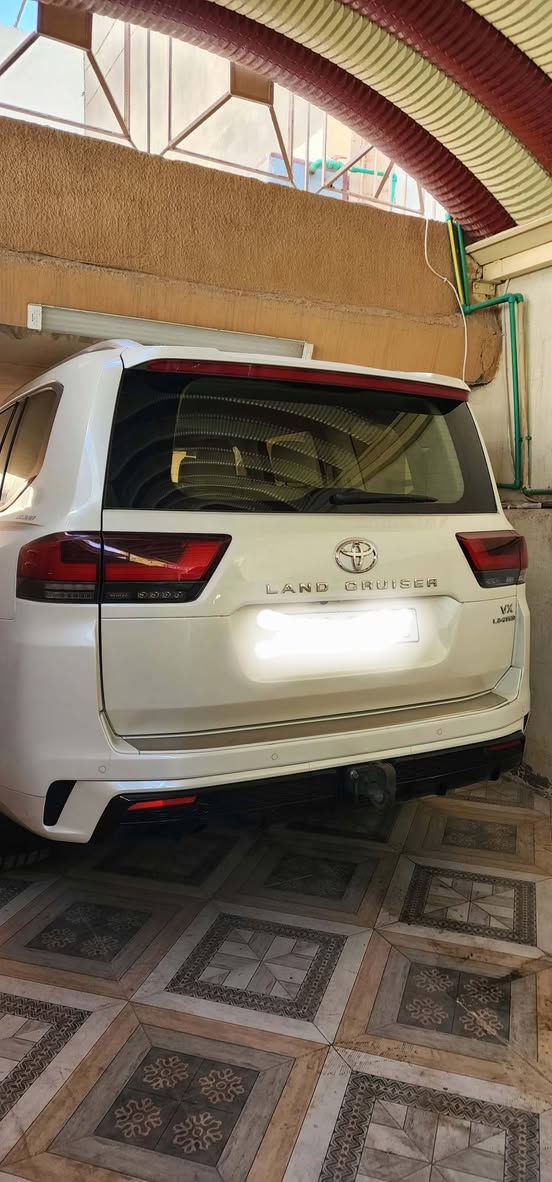 سلام عليكم  تيوتا لاند كروز 2024VX لمتدد  محرك اربعتالاف ماشية 22الف  جدا نضيفه  مغلفهppf بل كامل ومواصفات ال VX لمتدد معروف جلد فتحة كراسي كهرباء  شاشه جبيرة ثلاجة تدفئه وتبريد للمقاعد الأمامية والخلفية وشاشات خلفية وصندوك كهرباء  وتحكم بل كراسي الخلفية كهرباء  اربع قطع تبريد السكف شاموا  وتشغيل عن بعد وبعد هواي مواصفات   سيارة نضيفة مال بيت  بيهه  حالوب وبارد  بل خلف فقط   رقم بغداد  سعر  104 مليون وبيهة مجال بسيط مكاني بغداد زيونة رقمي *********** متواجد  واتساب
