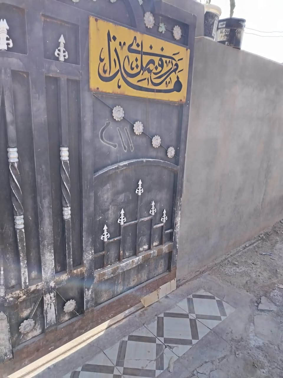 دار سكن طابو زراعي في حي ( حواس ) 
خامس فرع عن ( مول ابو نور  ) 
مساحة ٢١٠ م - ٢ غرف نوم - بناء بلوك + عكادة 
لبيت كلة سيراميك - شارع بعرض ١٠ م 
كهرباء - ماء - ( يبعد عن شارع ٣٠ / ٢٥٠ م ) 
( بيت نظيف بناء بحالة جيدة ) 
( صحيات داخلية + خارجية )

للاستفسار مراجعة مكتب غازي للعقار    
واسط - الزبيدية - قرب أفران المائدة   ***********  
***********

