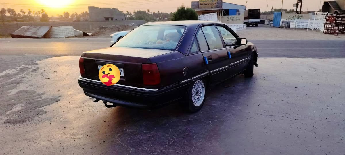 السلام عليكم.
اوبل اوميكا للبيع.

اوبل اوميكا موديل  ٩٠  رقم ديالى باسمي رقم الماني هزة ما ساقطة.

محرك ونجي ٦ سلندر.

كير اوتوماتيك.

المايعرف الونجي خلي يسأل عليه... محرك ٦ سلندر يصرف بانزين قليل حالة حال الأربعة سلندر وانسة الحماوة بالمحرك لو تمشي بيهة ١٢٠ بالصيف حماوتك ما تصعد من فضل الله. 

كهربائيات شغالة كامل .

ويل كب. 

دشبول شغال كيجات شغالة طوافة بانزين حماوة رون وسرعة كلها شغالة .

مسجل وسستم سماعات ستيريو. 

باتري جديد.

كشنات بلادية واني خال تلبيسة مال كشنات.

دشبول جديد مال حاوية.

اشارة... دبل اشارة... بك لايت... لايت عالي ناصي كلة شغال... حتى انارة من تفتح الجكمجة موجودة.

سيارة مال بيت اللة وكيلك دينار ما تصرف عليها.

ترايك ١٤٠ وين ما تريد.

السعر ٢٨ وبيها مجال بسيط شرط البيع تحويل وليس وكالة .

هذا رقمي ***********. ما متواجد بالفيس... مكاني ديالى.
