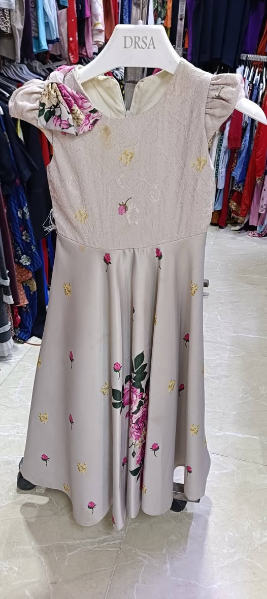 عروضات جديدة وبضاعة جديده بمجمع أشرف العبيدي 
فستان 💃 بناتي ومحير 👗 فستان ماركة خليجي 
يتوفر جميع الوان 🌈 والأحجام والموديلات 👉 
بعرض خاص وبلاش بس ب 👈 5 الاف دينار فقط 🔥 
عنوان المجمع سوق الميثاق مجاور خياط البزاز قبل نهاية السوق للاستفسارالاتصال على الرقم ***********📞 أو على الوات ساب 📱🌹 وأهلا وسهلا بزبائننا الكرام 🌹 
      مع فتح بإله جديدة ليوم السبت الساعة 5 عصرا
