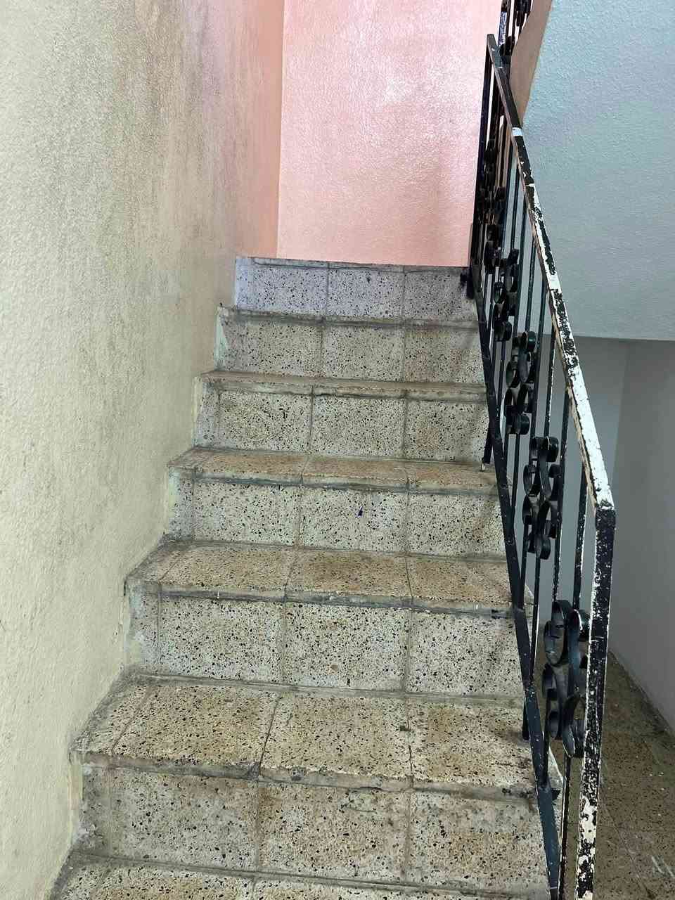 السلام عليكم 🫡 بيت 🏠 للايجار حي الاخاء 100 متر مربع طابقين الأرض غرفتين هول هول صحيات الثاني غرفتين هول السعر 375 بي مجال البيت للايجار بس اش يحتاج مصرف على ابو البيت صبغ جديد كهربائي جديد التواصل مع مكتب صفوان السنجاري في شقق الخظراء او على الارقام التالى *********** اسيا ***********
