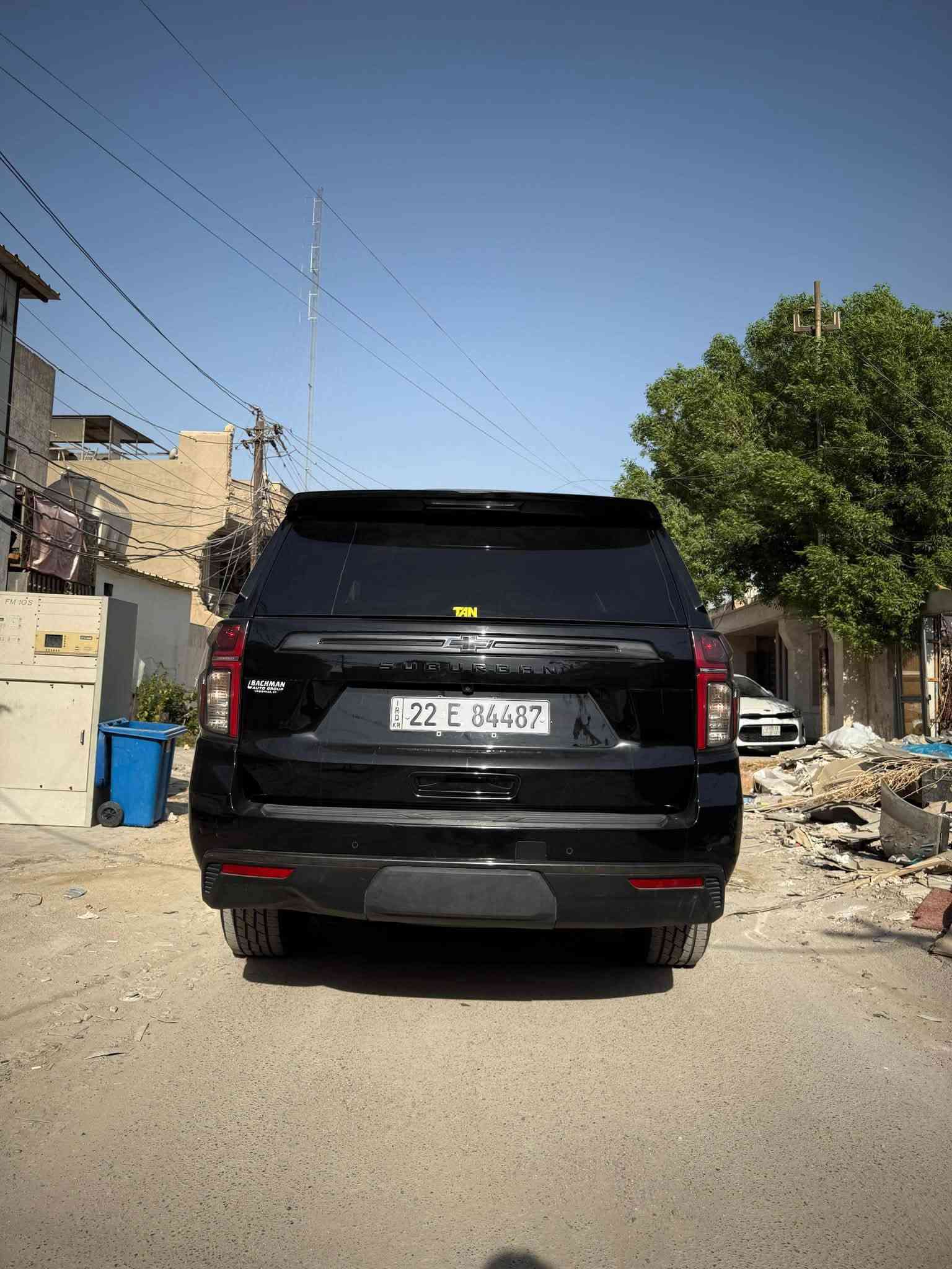 للبيع: شيفروليه سوبربان Z71 موديل 2021 – بحالة ممتازة جداً
الموديل: 2021
 الفئة: Z71 (أقوى فئة مخصصة للطرق الوعرة والمغامرات العائلية)
 سعة المحرك: V8 سعة 5.3 لتر (قوة وأداء عالي)
 ناقل الحركة: أوتوماتيكي بـ 10 سرعات
 نوع الدفع: دفع رباعي (4WD) مع دبل
أبرز المواصفات والتجهيزات:
 المظهر الخارجي الرياضي الخاص بفئة Z71 (واجهة أمامية هجومية، خطافات سحب حمراء، شبك أسود مطفي).
 جنوط مقاس 20 إنش أصلية مع إطارات بحالة ممتازة.
 مقصورة واسعة جداً وثلاثة صفوف مقاعد (تتسع براحة تامة لـ 7 إلى 8 راكب)، مع مقاعد جلدية بتطريزات وشعارات Z71.
 شاشة وسطية لمسية كبيرة تدعم أبل كاربلاي وأندرويد أوتو، مع شاشة عدادات رقمية متطورة.
 تكييف هواء مركزي وثلاثي المناطق، ومقاعد أمامية كهربائية مع خاصية التدفئة.
 أنظمة أمان متكاملة (تشيفروليه للسلامة): فرملة طارئة تلقائية، تنبيه الاصطدام الأمامي، الحفاظ على المسار، وكاميرات محيطية لمساعدة الاصطفاف.
 السيارة نظيفة جداً وخالية من العيوب، وجاهزة للاستخدام الفوري العائلي والسفريات.
السعر: 30,000 دولار (قابل للتداول بالمعقول)
للتواصل والاستفسار (اتصال أو مراسلة): ***********
