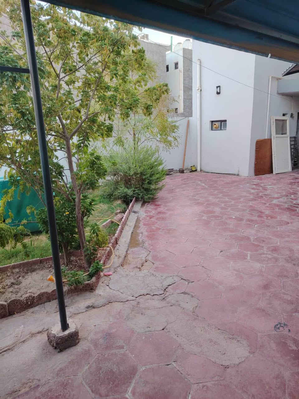 .🛑 دار سكني  للبيع 🛑 
المنطقة : الجزائر 🚩 
اقرب نقطه داله : قرب مدرسه ميسلون

المساحه :  300✅  الواجه 10

التفاصيل : غرفتين نوم وصاله واستقبال ومطبخ وصحيات داخليه وخارجيه 
الطابق الثاني:شقتين كل شقه غرفه وصاله ومطبخ وصحيات
.............
للاستفسار
     مراجعة مكتب رسول الوزني للعقار  
الديوانية . حي الحضارة قرب اسواق طيبة
 للمعلومات ولمزيد من التفاصيل ⬇️
       مراسلة الصفحة  
      ارقام الاتصال 
***********
