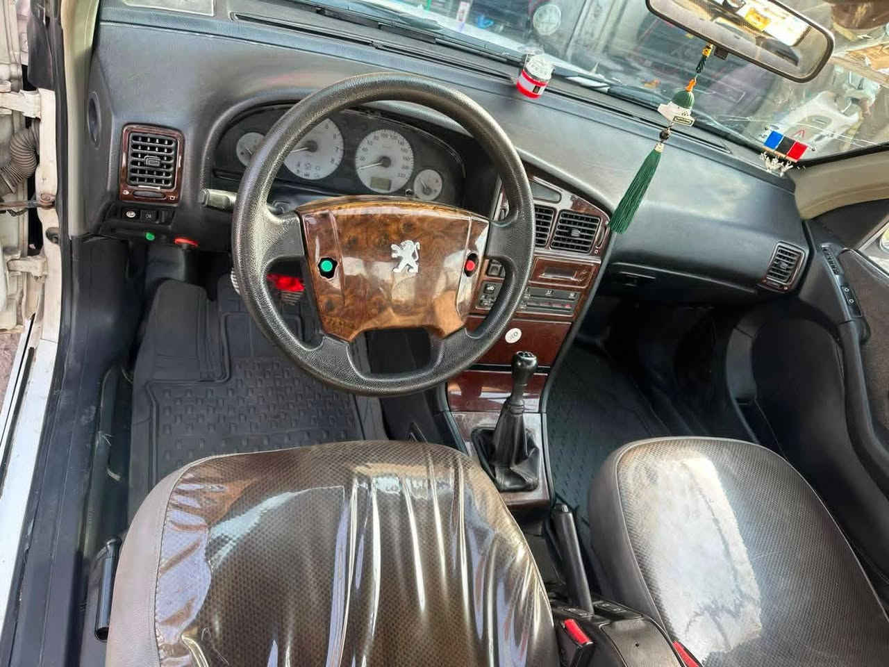 سلام عليكم بيجو بارس ١٥سنويه باسمي سياره كفاله شوفت عينك ومعمره عله أيدي السعر قفل من الاخير 27 ورقه مكاني كربلاء ***********
