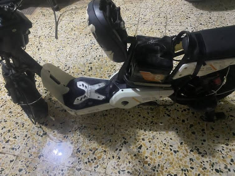 دراجه كهربائية بطاريات جديدة ملف نضيف عقل جديد الماطور نضيف و بس السكريته عاطله السعر 250 وبي مجال قليل الرقم+ واتساب ***********
