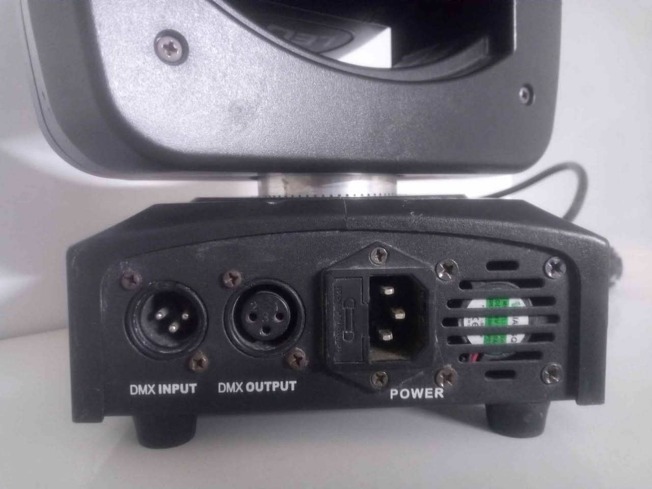 كشاف اضائه مسرح ذو راس متحرك
 هذا الجهاز هو كشاف إضاءة المسرح ذو الرأس المتحرك (Mini LED Moving Head Light)، وهو جهاز إضاءة احترافي ديناميكي يُستخدم بشكل واسع في الحفلات، المسارح، قاعات المناسبات، والنوادي الليلية لخلق تأثيرات بصرية متحركة ومبهرة.
مكونات اللوحة الخلفية للجهاز:
DMX INPUT (مدخل دي إم إكس): منفذ ثلاثي الإبر (3-Pin XLR) يُستخدم لتوصيل كابل التحكم القادم من جهاز المكسر (DMX Controller) أو من كشاف آخر لتوجيه الأوامر والحركات.
DMX OUTPUT (مخرج دي إم إكس): منفذ يُستخدم لتمرير إشارة التحكم وتسلسلها (Daisy Chaining) إلى كشاف إضاءة آخر لتشغيل عدة أجهزة معاً بشكل متناسق. مكاني العامريه 
السعر ٧٠ الف ومتوفر توصيل للاستفسار مراسله ماسنجر او واتساب على الرقم *********** 
اكو فديو للمنتج للمهتمين بغداد, العراق
