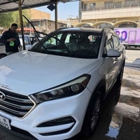 توسان 17 وارد أمريكي حادث خفيف جدآ بالصندوك  سيارة جاهزة وخير من الله ...
