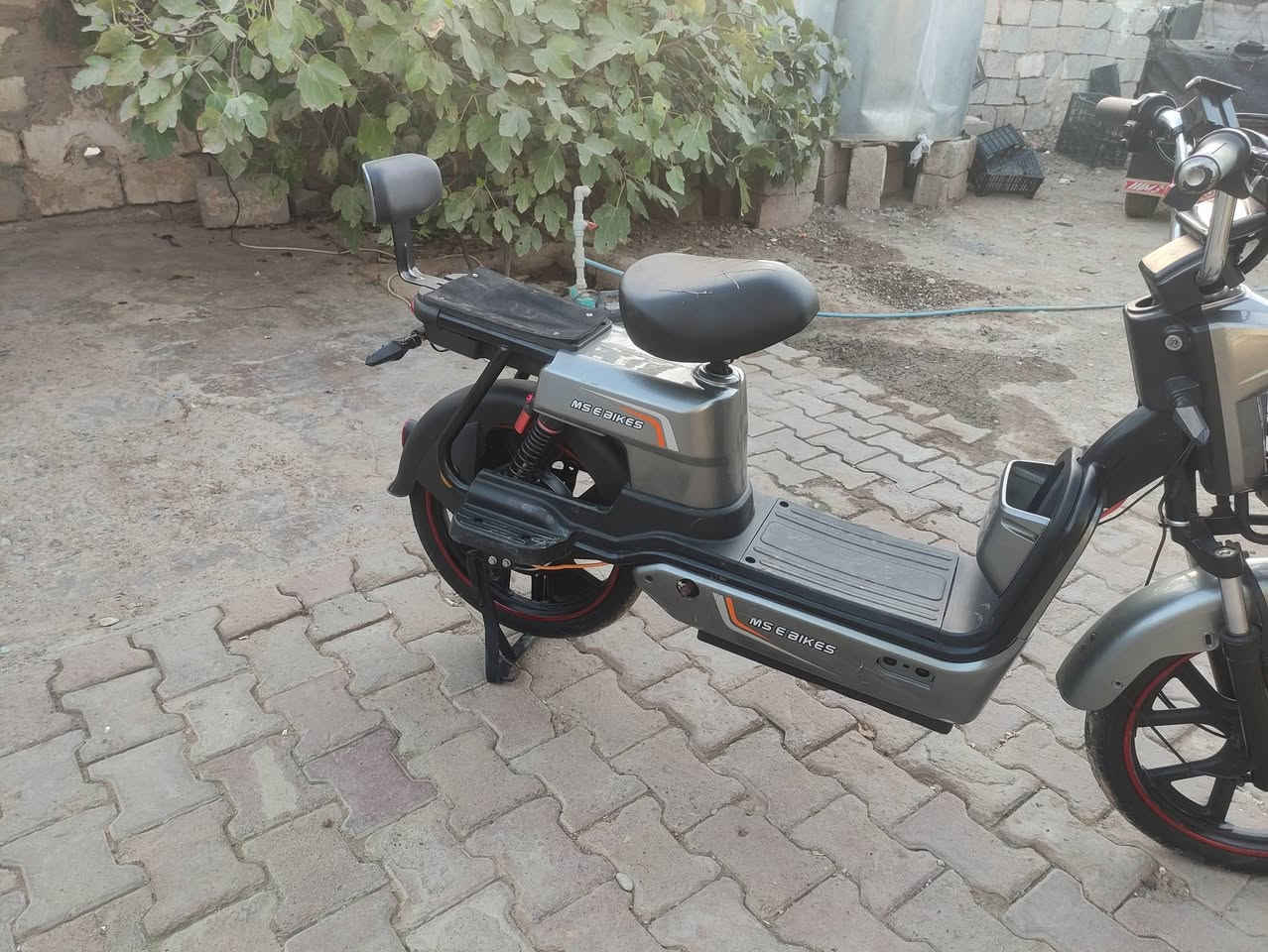 دراجه شحن اي عيب ما بيه سعر 300بيه مجال 
رقم التلفون ***********
